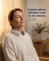 Žena se opušta s PulseRelief X na vratu